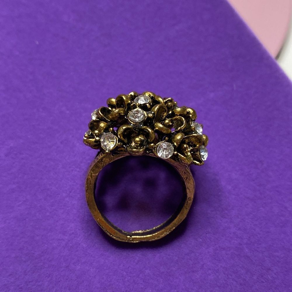 💛 Classic Flower & Crystal Statement Ring - Picture 5 of 6